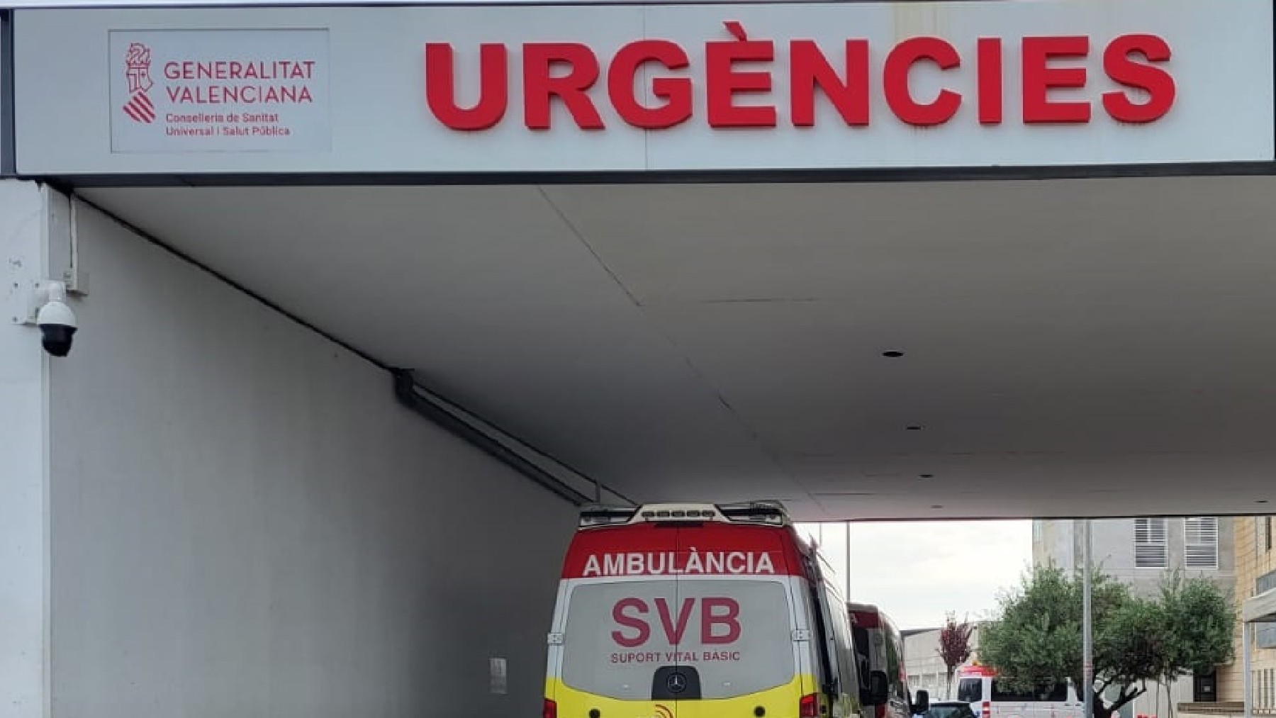 Un vehículo SVB en un Urgencias de un hospital.