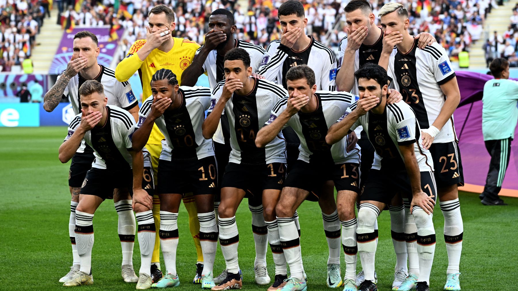 El once inicial de Alemania se tapa la boca (AFP)