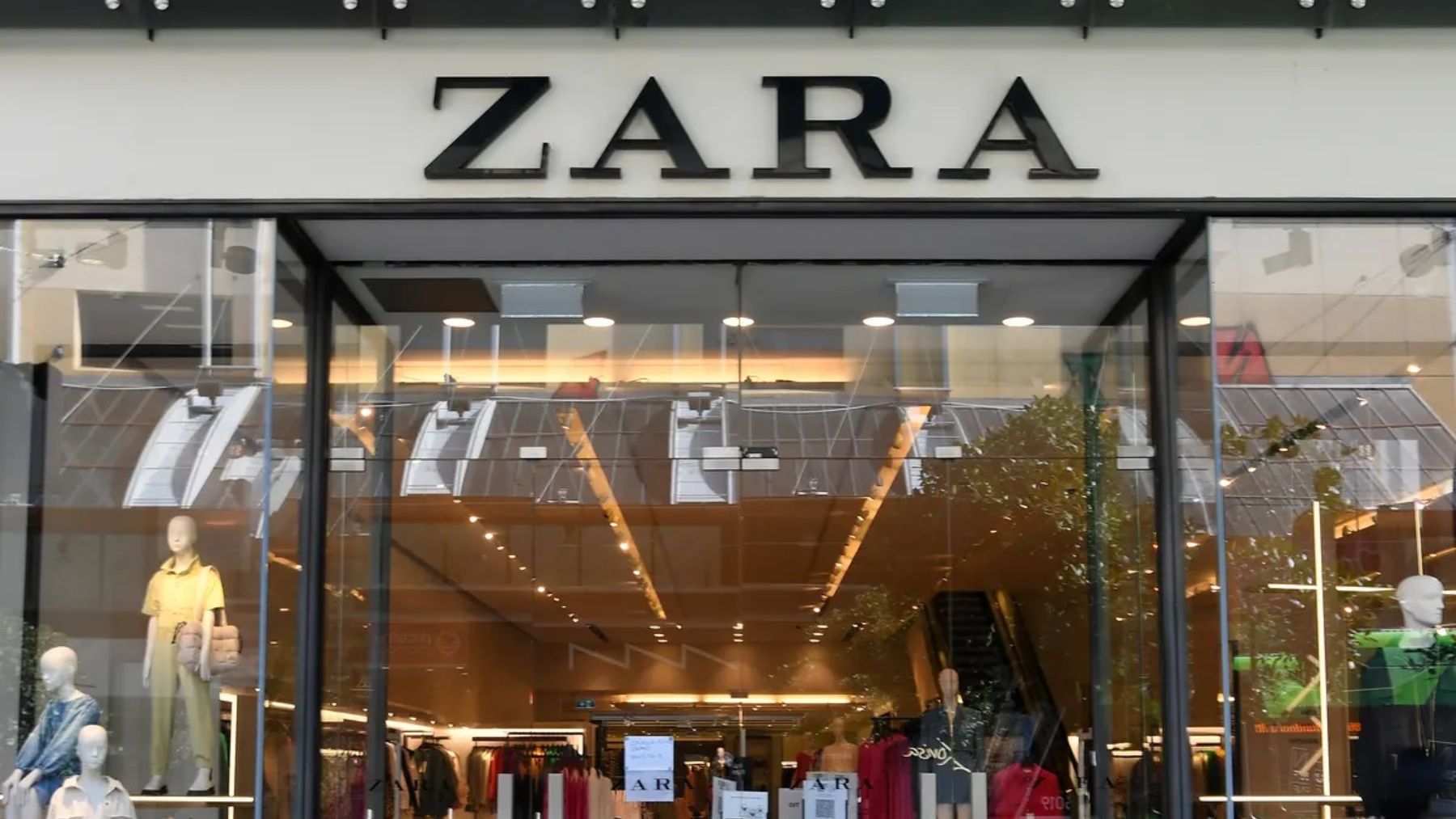 Zara tiene trucos para que compremos las prendas más baratas en el Black Friday