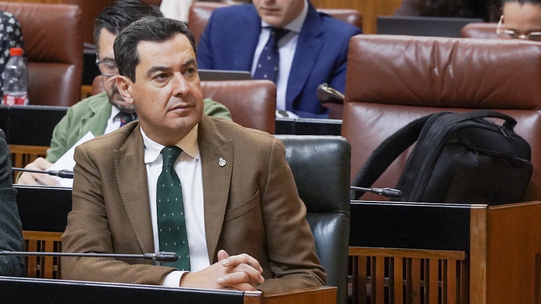 El presidente de la Junta, Juanma Moreno, en el Pleno del Parlamento de Andalucía (EUROPA PRESS).