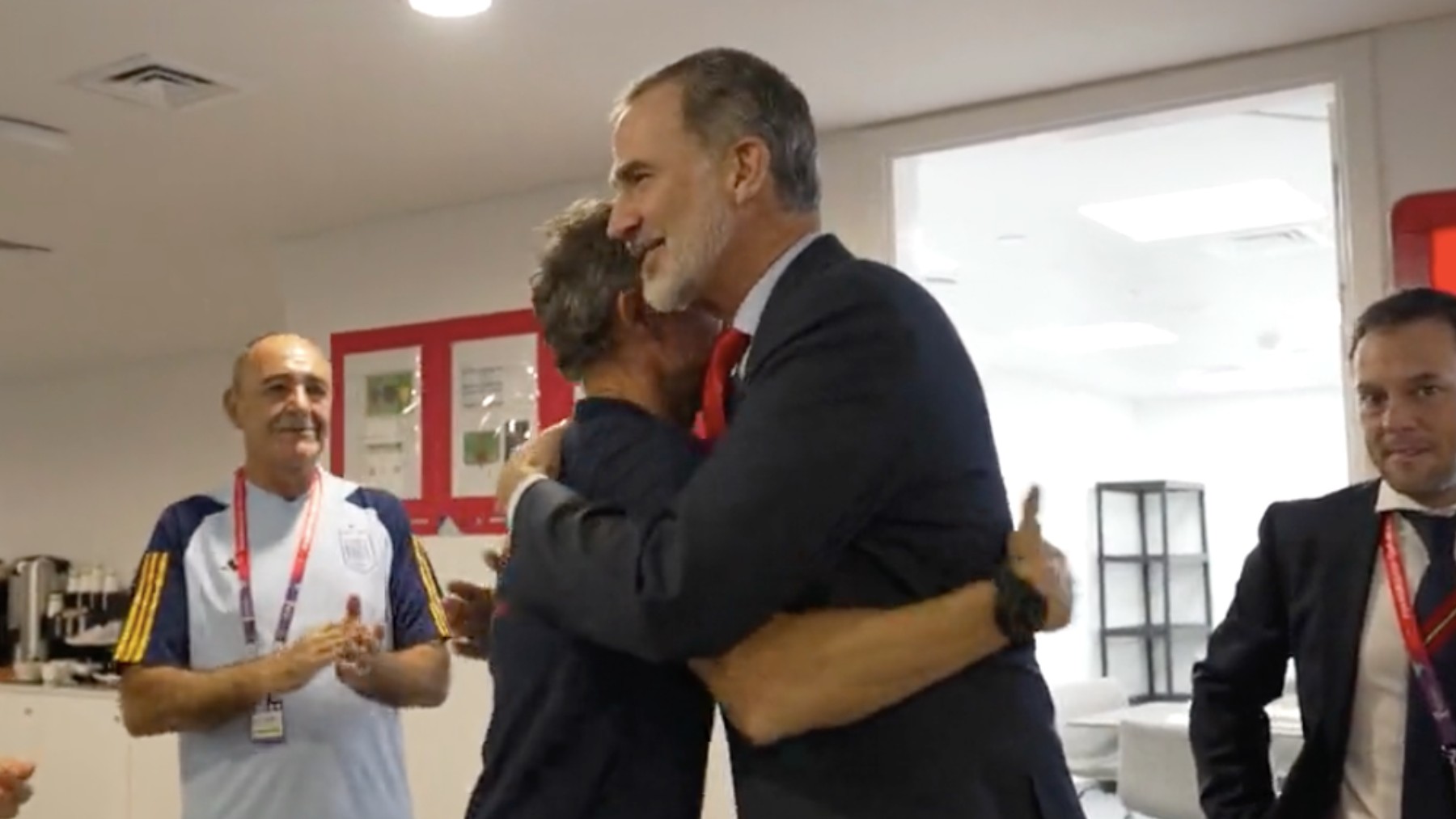 Felipe VI abraza a Luis Enrique tras la victoria de España ante Costa Rica en el Mundial. (RFEF)