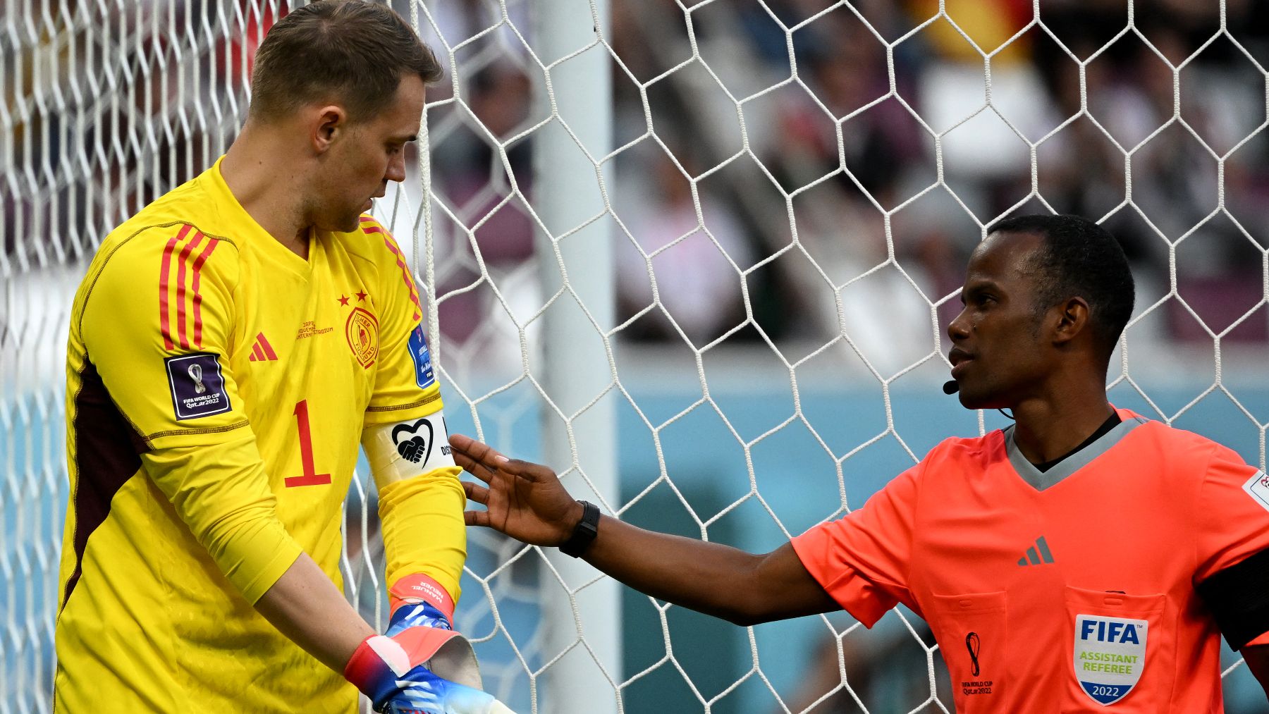 El árbitro le pide a Neuer que le muestre el brazalete (AFP)