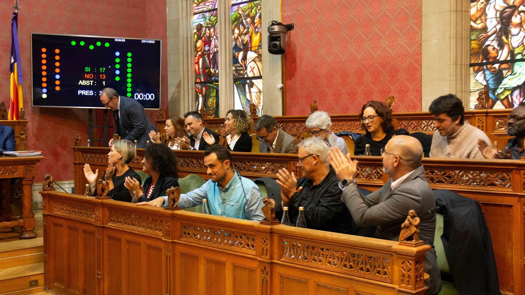 Los partidos del pacto  izquierdas aplauden la aprobación de los presupuestos del Consell de Mallorca. (Foto: Europa Press)on