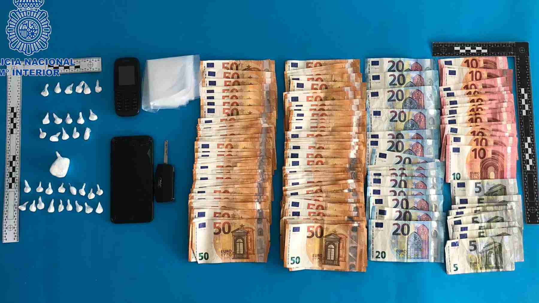 Dosis de cocaína y dinero intervenido por la Policía en la operación. POLICÍA NACIONAL