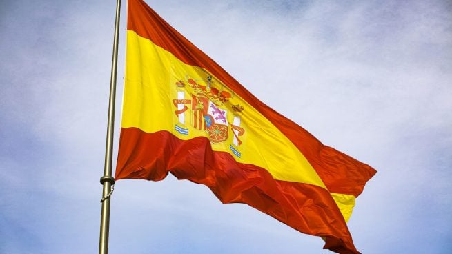 Al PSOE le molesta una bandera de España junto a una iglesia de Almería y critica el «patriotismo» del PP