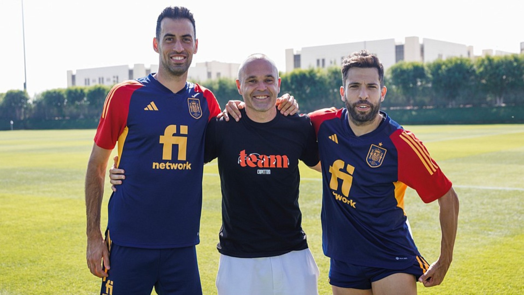 Iniesta posa con Jordi Alba y Busquets en Qatar. (RFEF)