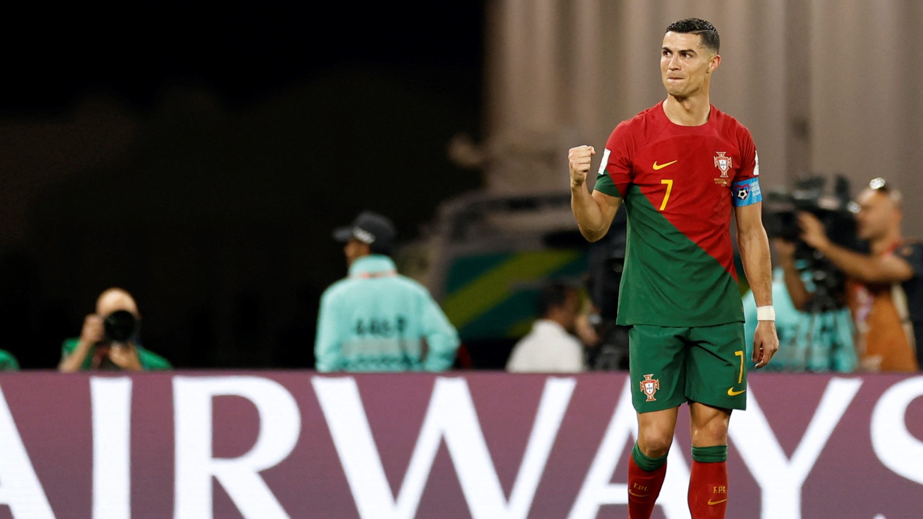 Cristiano Ronaldo, primer futbolista en marcar en cinco Mundiales. (AFP)