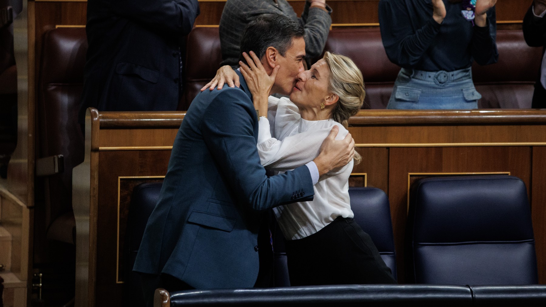 Pedro Sánchez y Yolanda Díaz, abrazados en el Congreso cuando vieron aprobados los Presupuestos del Estado de 2023. (EP)