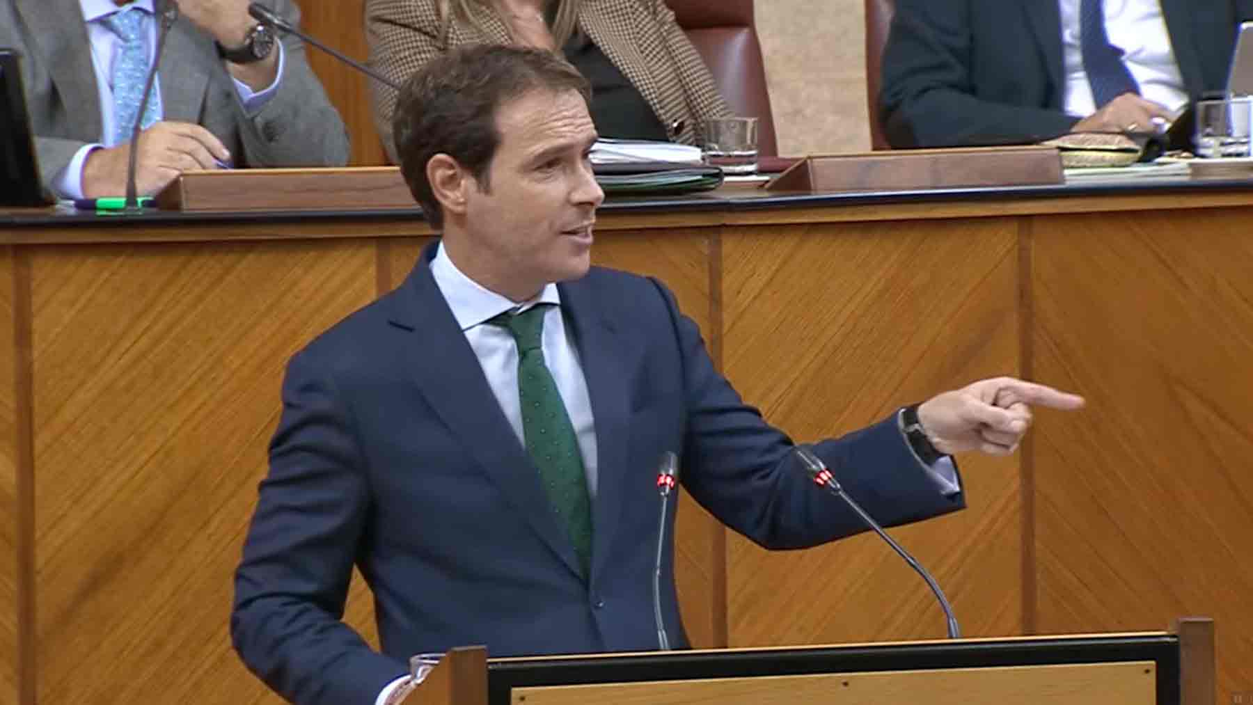 Un diputado de Vox llama «golfos» a los socialistas andaluces y Aguirre le echa de la tribuna del Pleno.