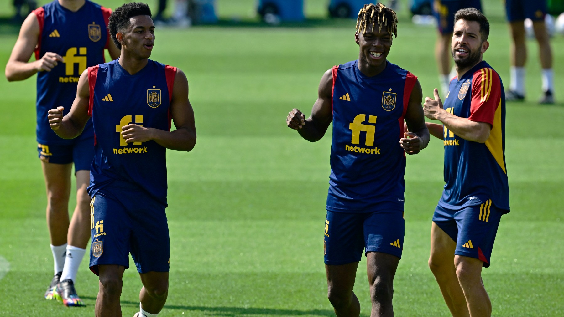 Jordi Alba, Balde y Nico Williams, en un entrenamiento. (AFP)