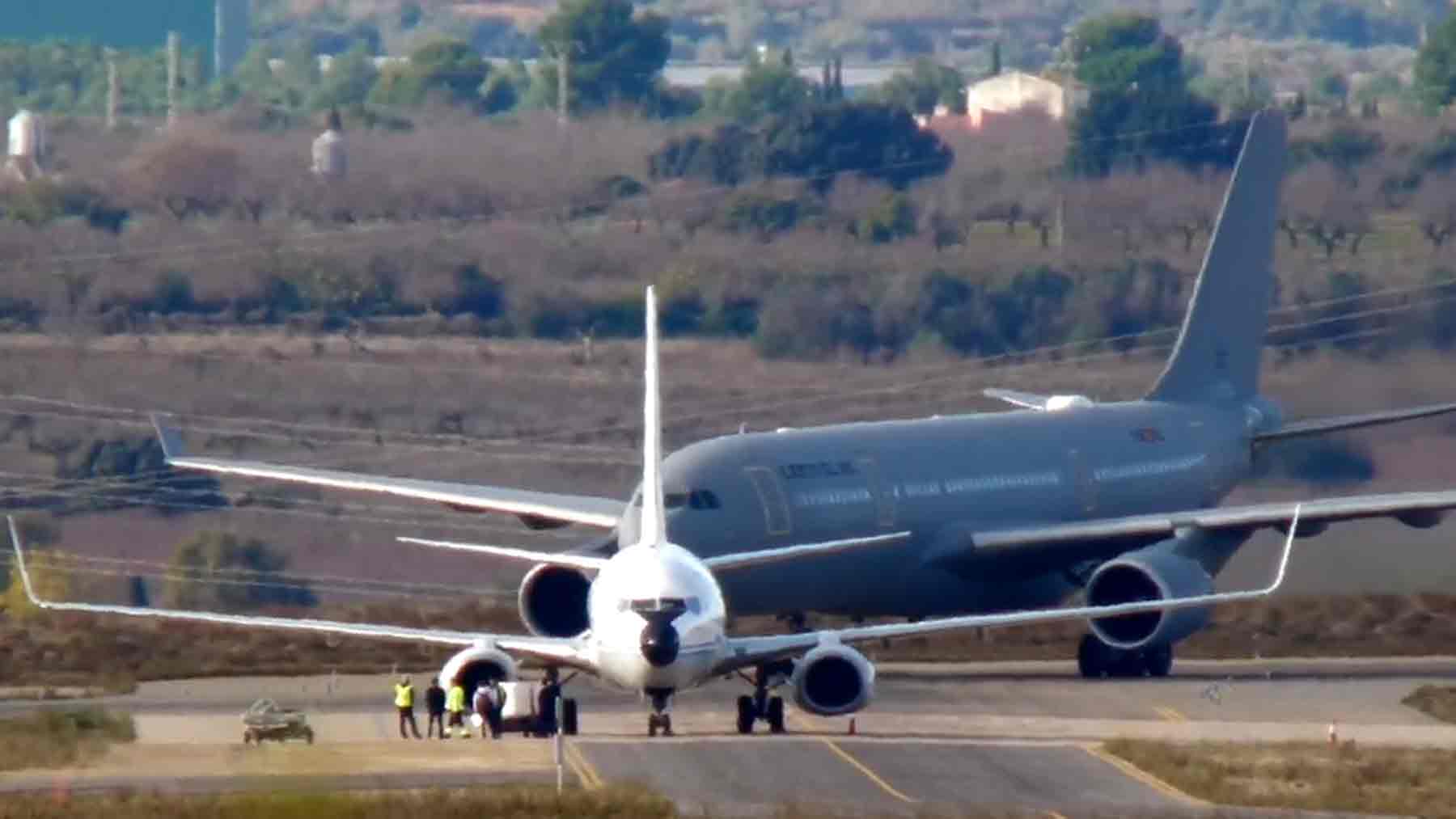 El A330 español, con fuselaje gris, aterrizando en Castellón con Sánchez a bordo.