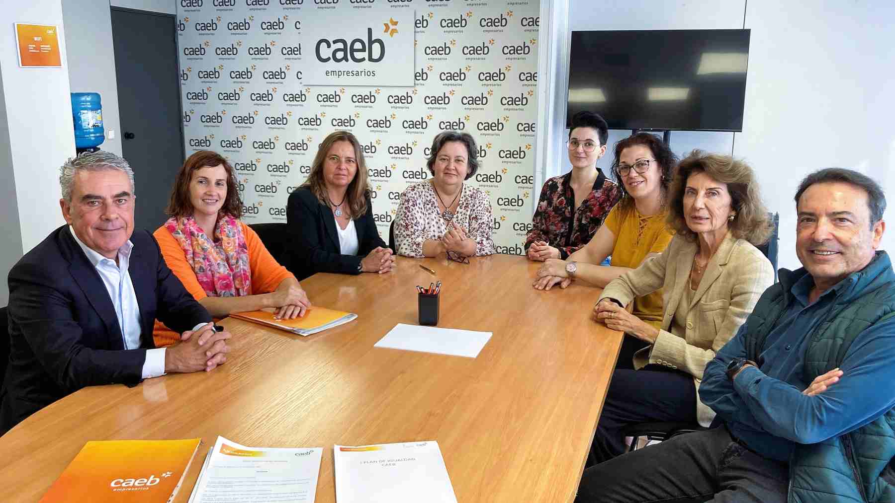 La presidenta de la CAEB, Carmen Planas, junto a representantes de los sindicatos CCOO y UGT, en la firma del Plan de Igualdad – CAEB
