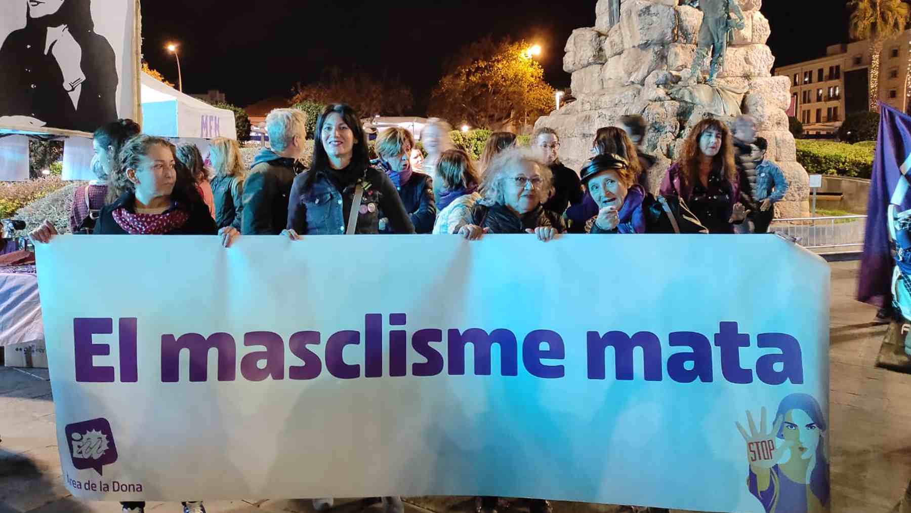 Imagen de la pancarta que portan representantes de Esquerra Unida en la manifestación por el 25N en Palma.