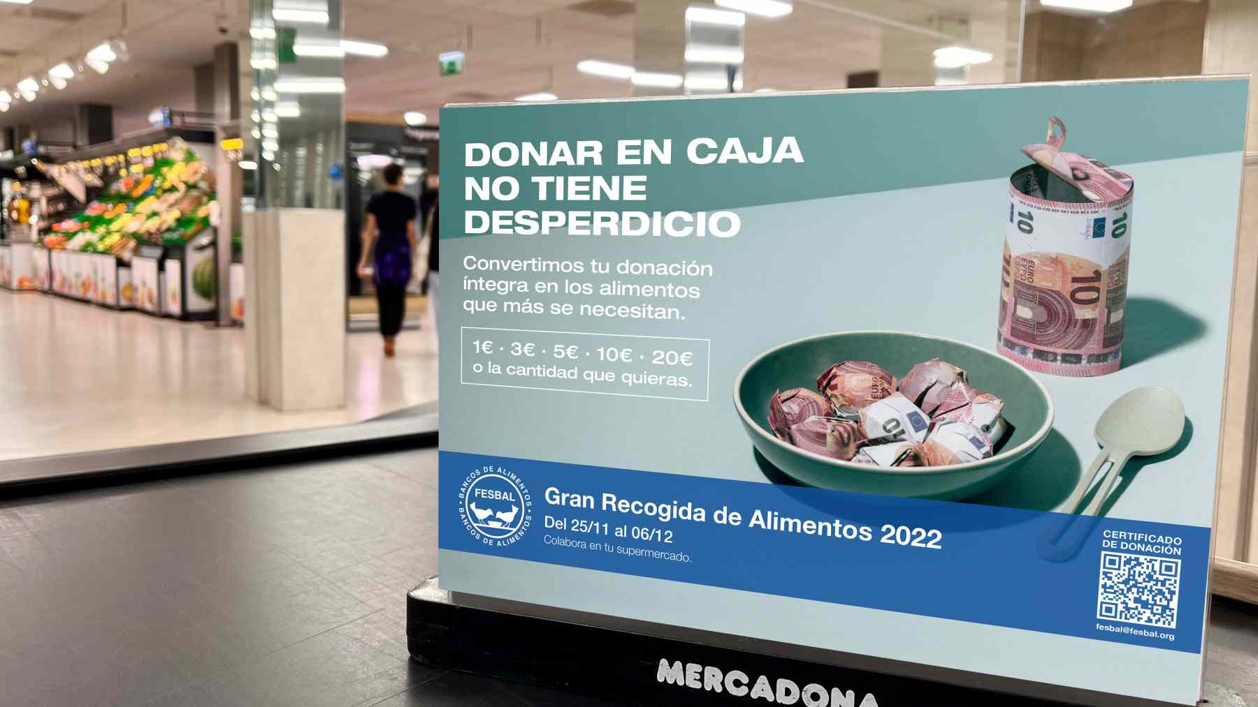 Donación en caja en la Gran Recogida de Alimentos en Mercadona.