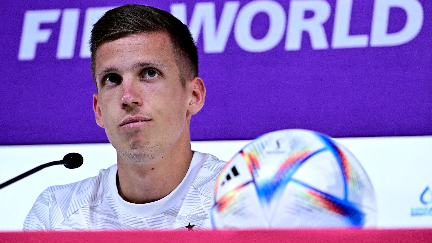 Dani Olmo, durante una rueda de prensa. (AFP)