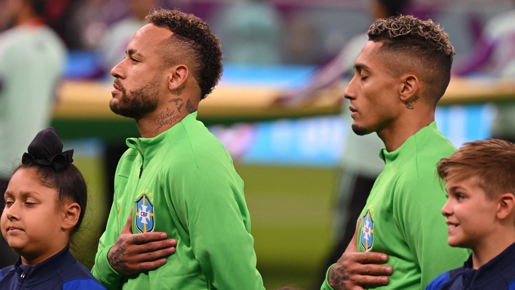 Neymar y Raphinha durante el himno de Brasil. (AFP)