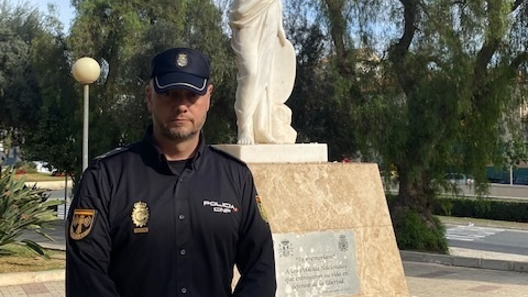 Agente de la Policía Nacional que salvó la vida a la mujer.