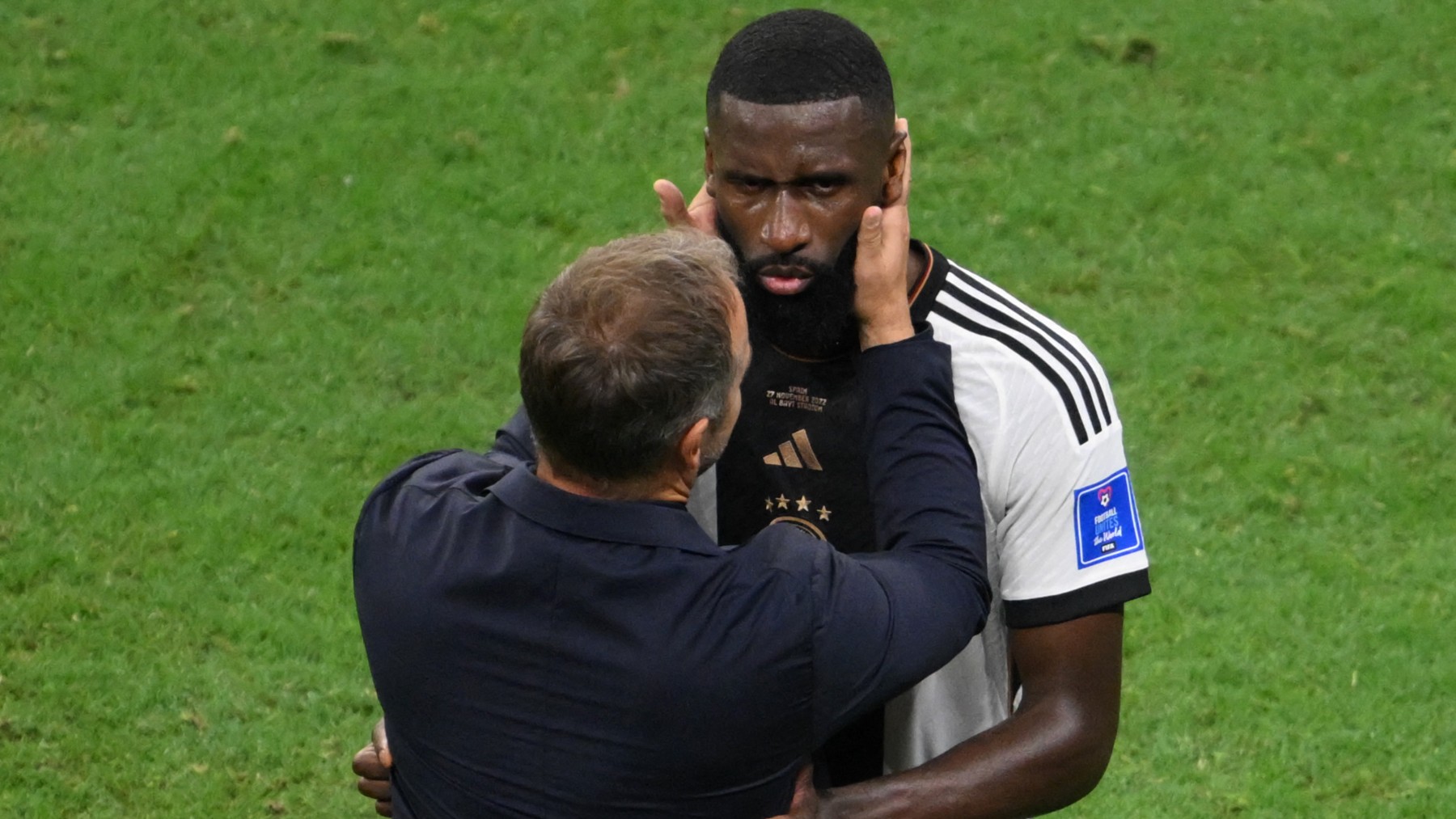 Rüdiger es tranquilizado por su seleccionador. (AFP)