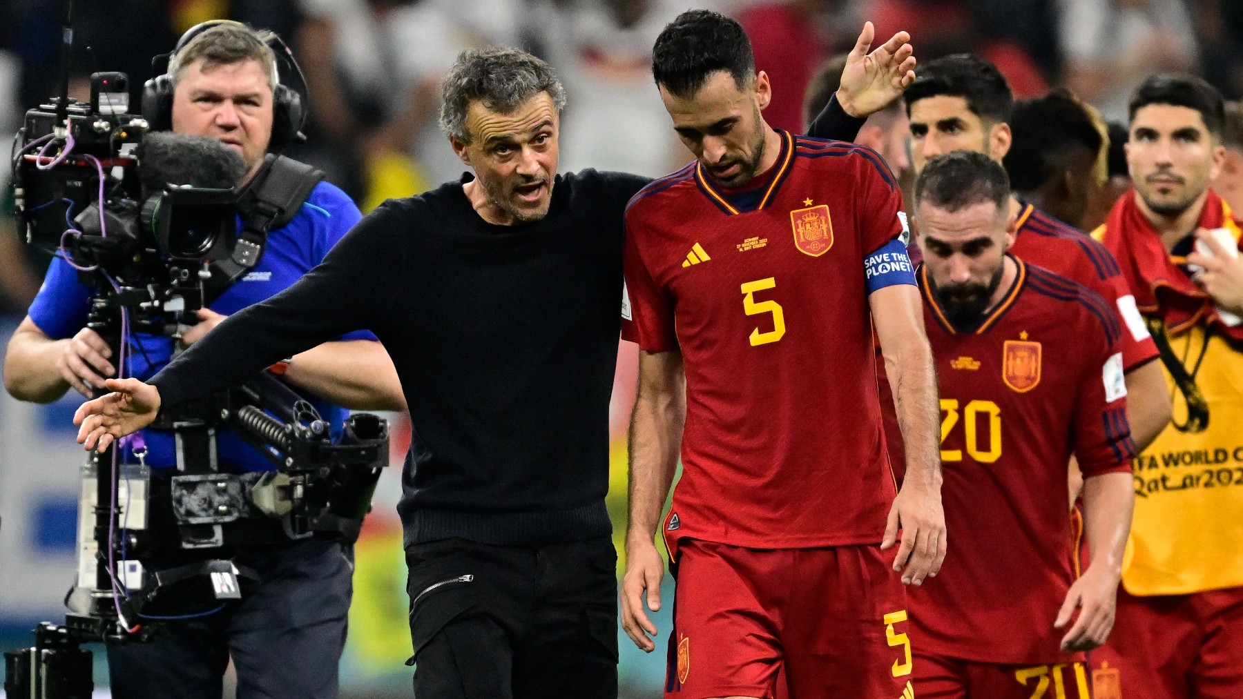 Luis Enrique y Busquets, tras el partido contra Alemania. (AFP)