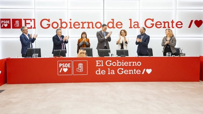 La dirección del PSOE ha recibido este lunes entre aplausos a Sánchez