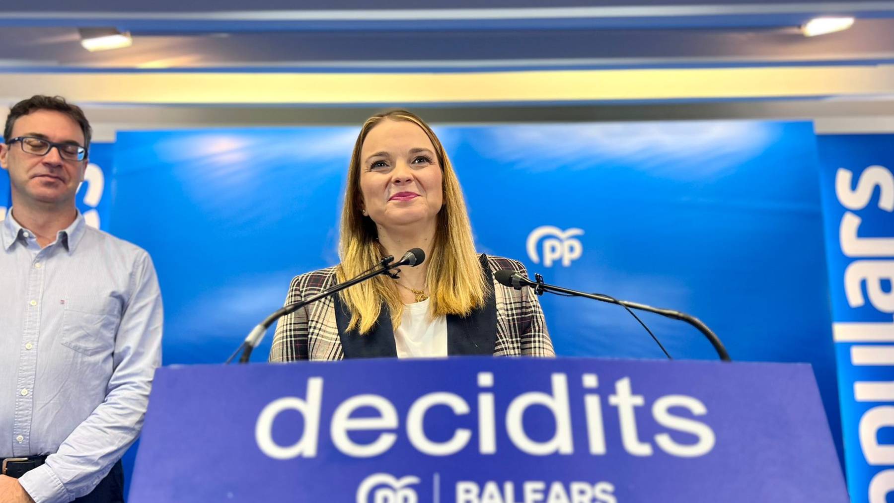 La presidenta del PP balear, Marga Prohens, junto al portavoz del partido, Toni Costa.