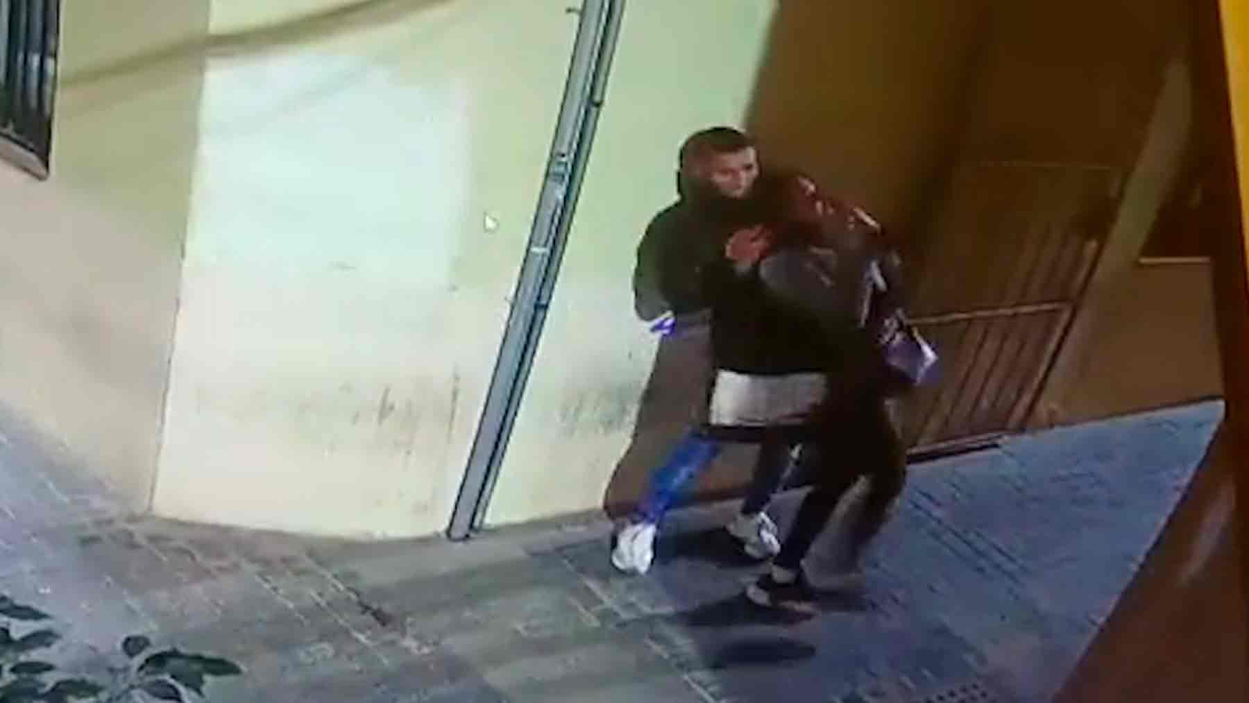 Las imágenes de cómo un magrebí estrangula a una joven en el centro de Málaga para robarla.