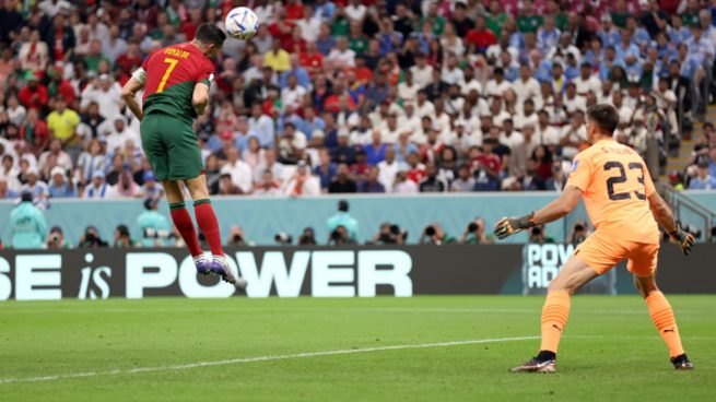 Ronaldo el balón en el gol de Portugal