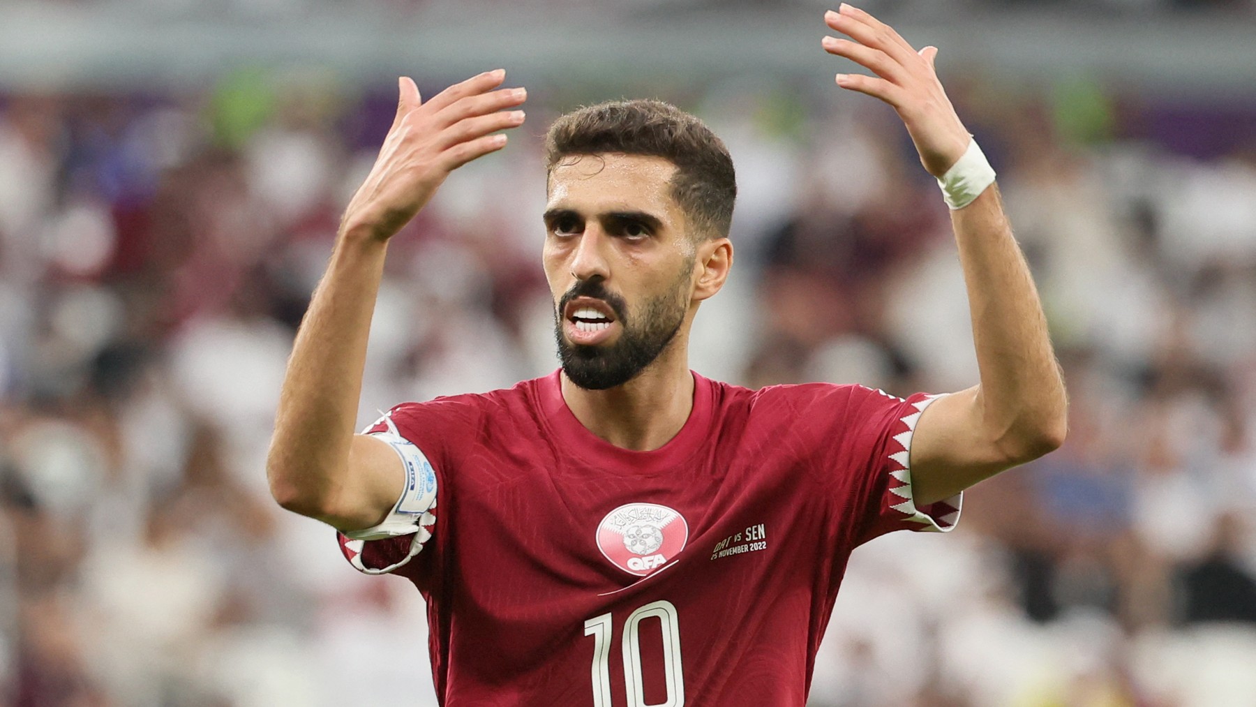 Hassan Al-Haidos, capitán de Qatar, durante un partido en el Mundial. (AFP)