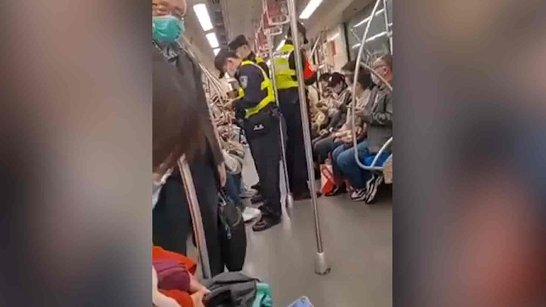 Policías en el metro de Shanghái