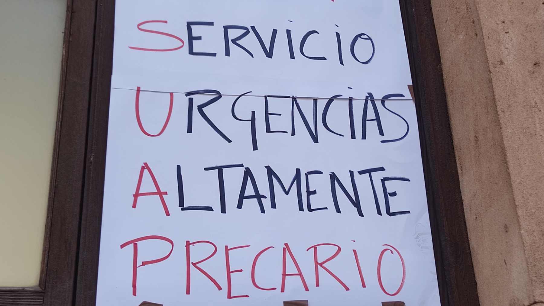 Cartel de protesta contra la precariedad en la Atención Primaria en el SUAP de S’Escorxador en Palma.
