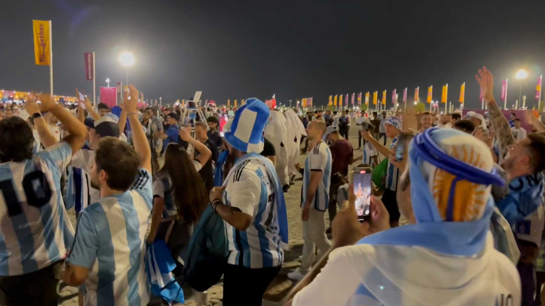 Espectacular ambiente de Argentina antes de jugarse su continuidad en el Mundial