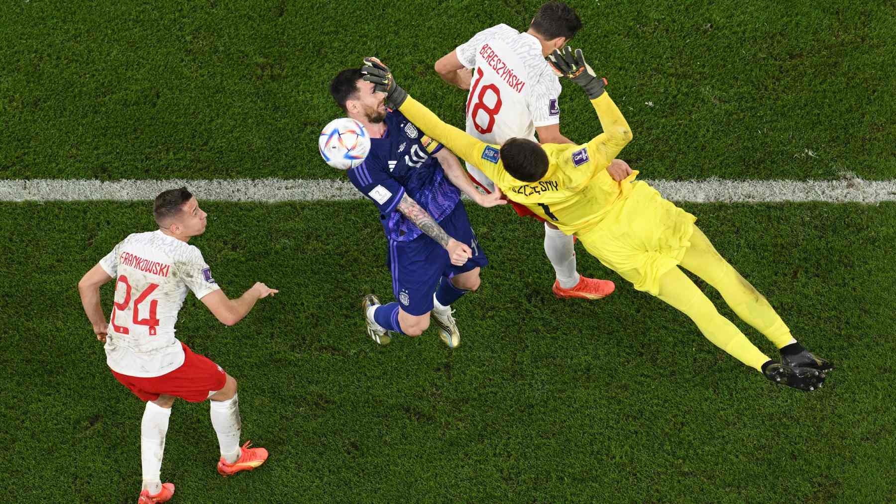 El momento en el Szczesny toca la cara de Messi. (Getty)