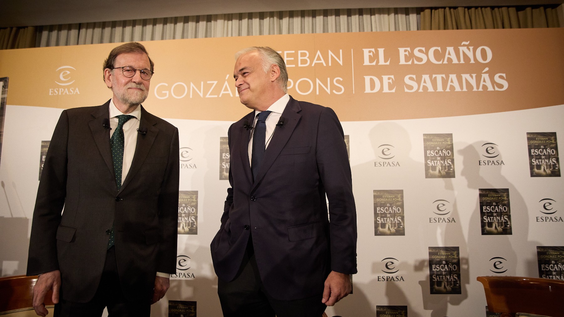 Rajoy presenta la novela de González Pons. (Ep)