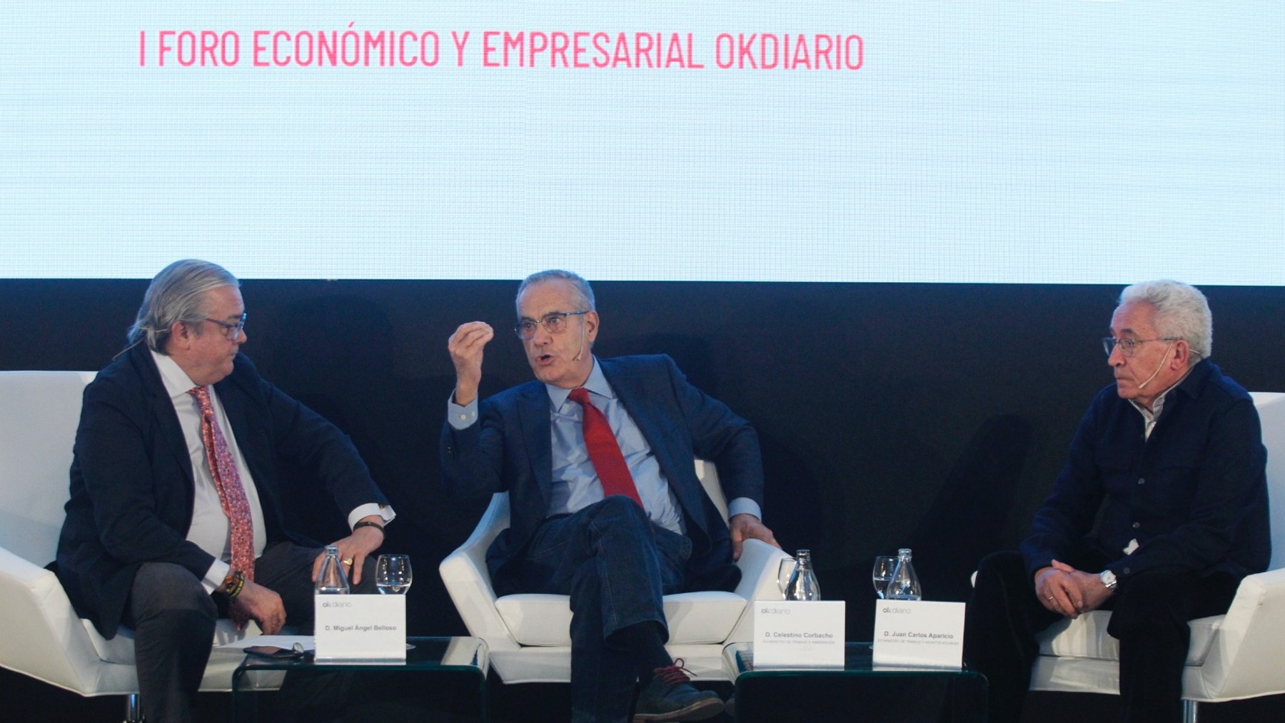Los ex ministros de Trabajo Celestino Corbacho (PSOE) y Juan Carlos Aparicio (PP), con Miguel Ángel Belloso.