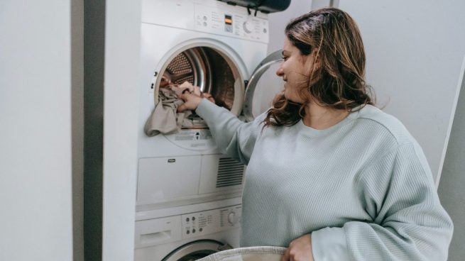 Si no huele bien la lavadora, quizás sea por esto: la solución casera para que vuelva a funcionar