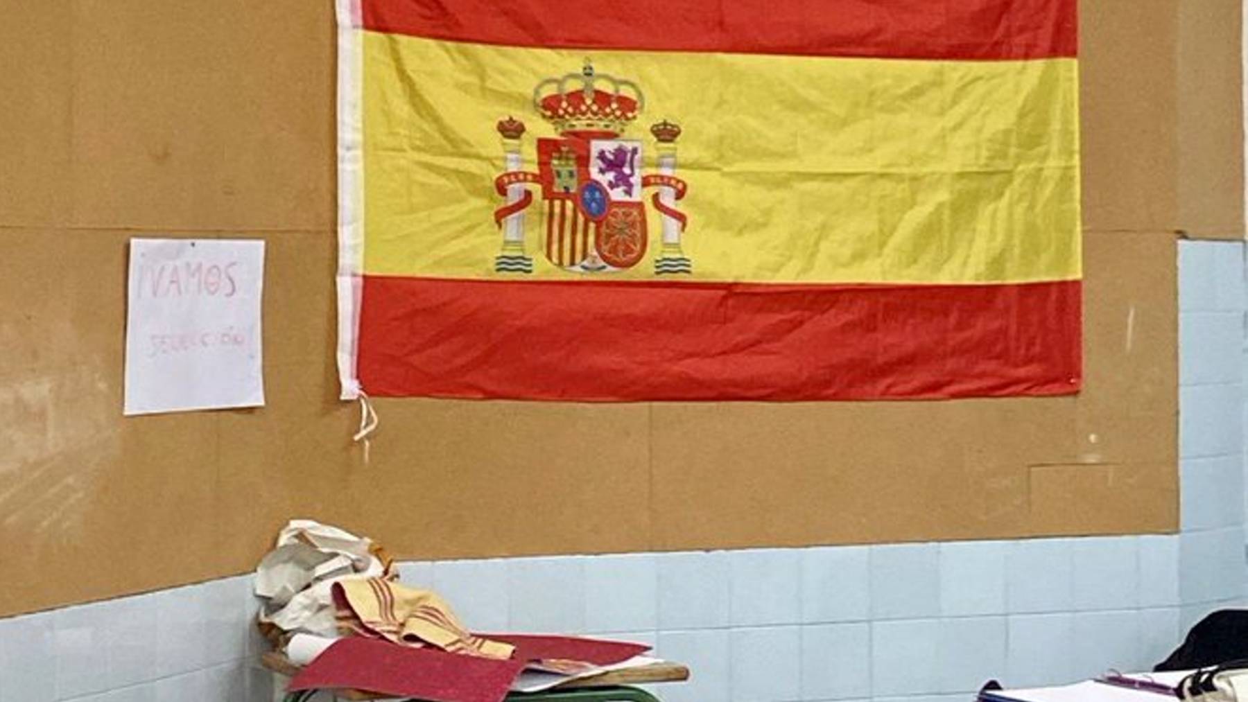 La bandera de España en una aula de La Salle junto a un cartel de ¡vamos Selección!