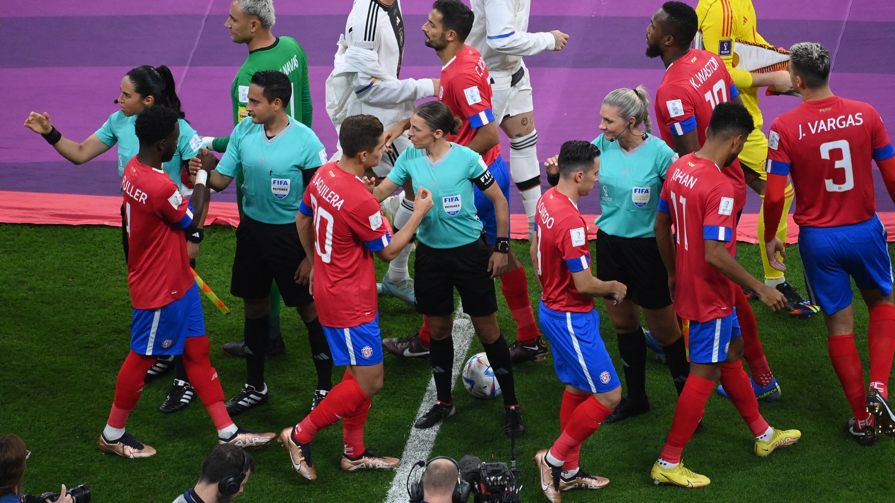 Stephanie Frappart hace historia en el Costa Rica-Alemania. (AFP)