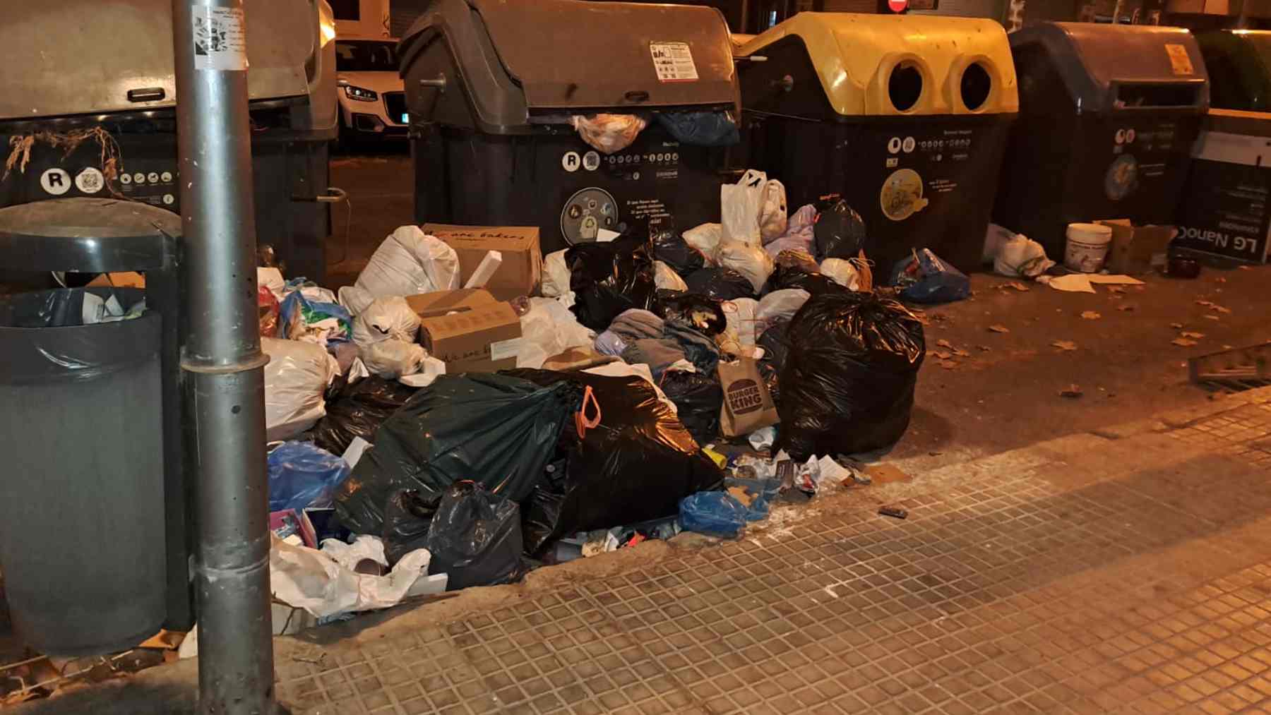 Estado de los contenedores de basuras en la calle de Reyes Católicos de Palma.