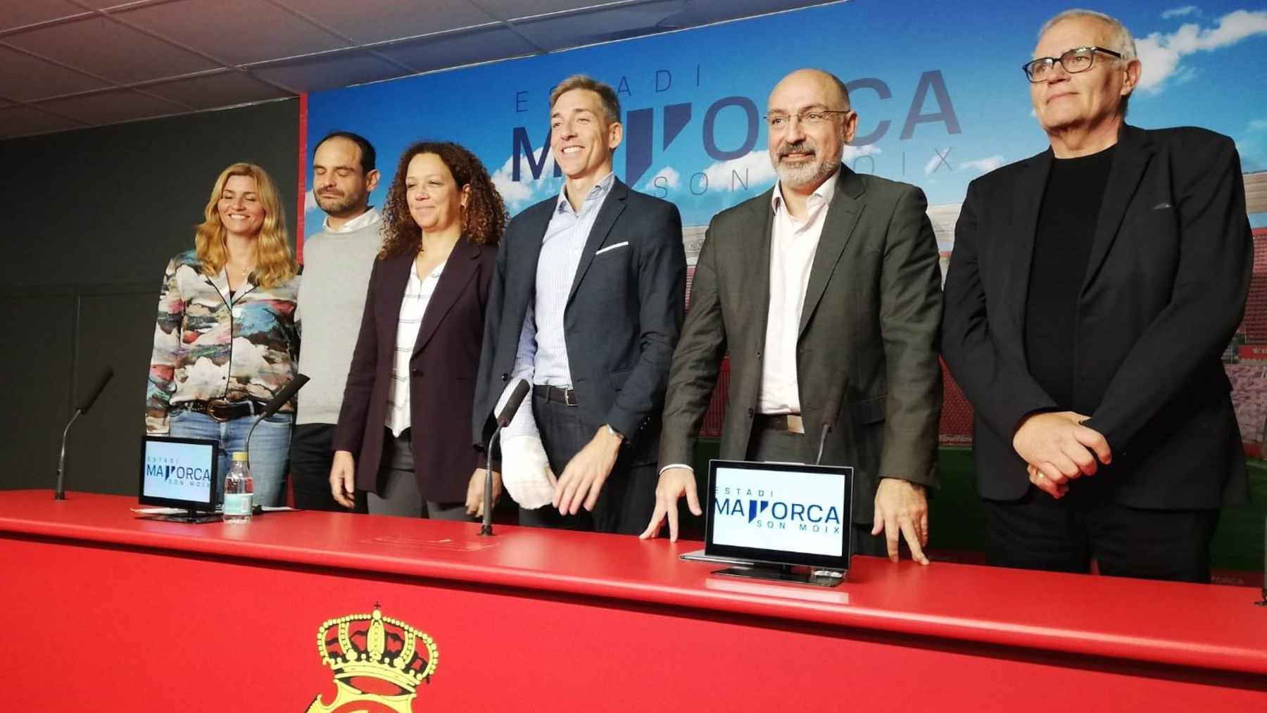 La presidenta del Consell, Catalina Cladera, y el CEO de negocio del RCD Mallorca, Alfonso Díez, en la firma del patrocinio.