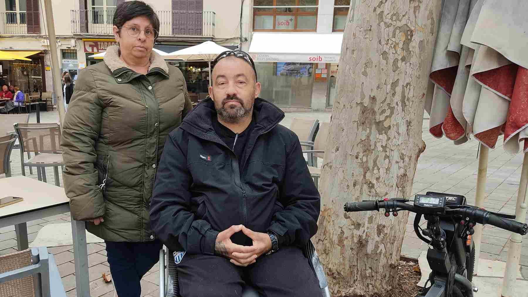 Pilar y Jesús Álvarez en la palmesana plaza de Santa Eulàlia.