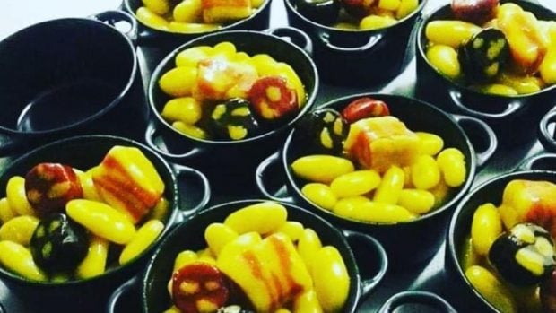 ¿Fabada de mazapán? Esta panadería asturiana hace los dulces navideños más originales