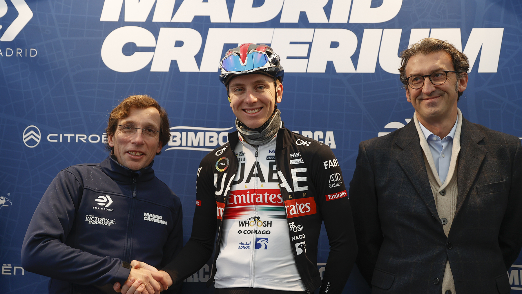 El ciclista esloveno Tadej Pogačar saluda al alcalde de Madrid José Luis Martínez Almeida, durante el Criterium ciclista internacional de Madrid.