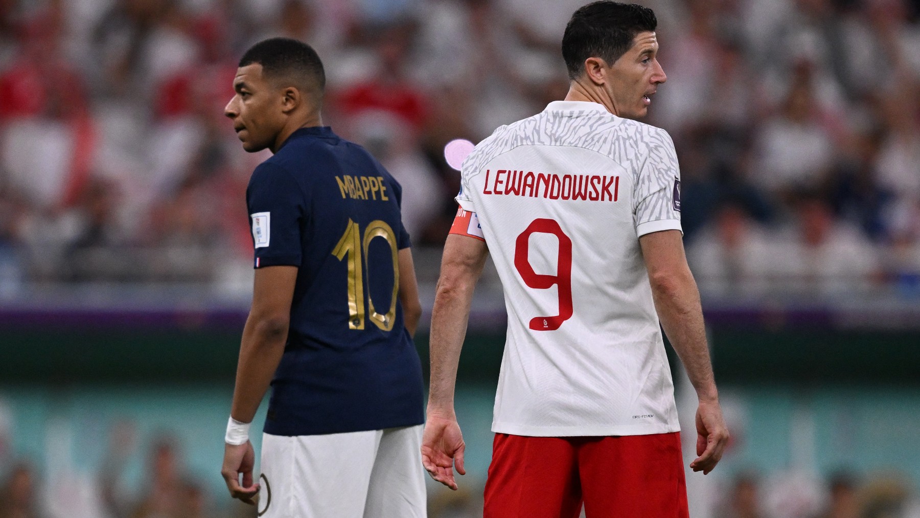 Mbappé y Lewandowski, durante un partido del Mundial. (AFP)
