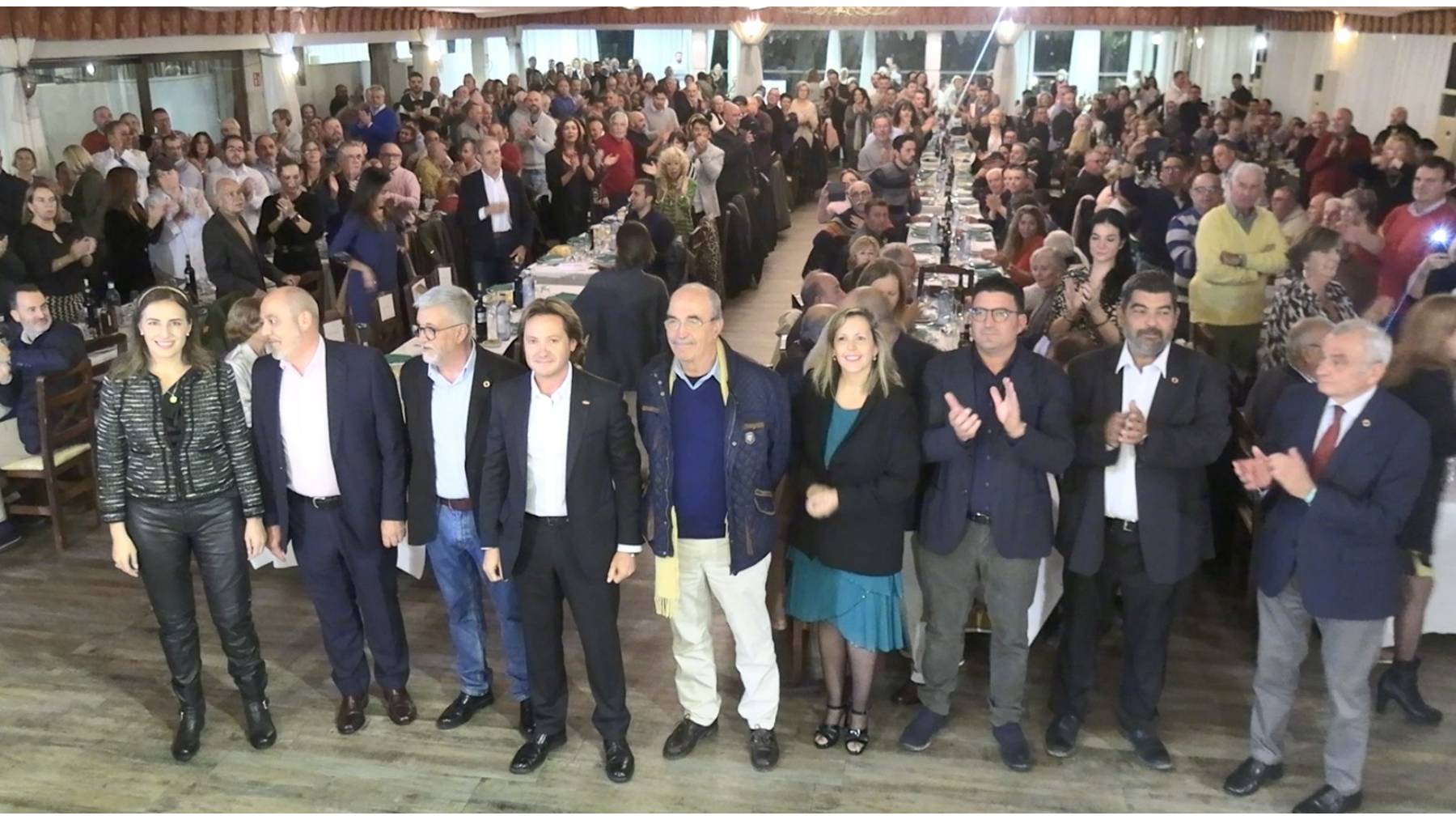 La plana mayor de Vox Baleares, en primer término, y los afiliados al inicio de la cena de Navidad.