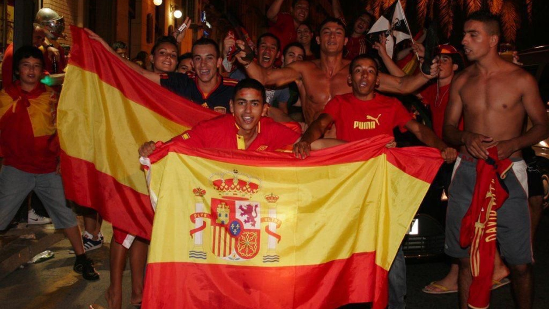 Aficionado españoles celebran en Ceuta un triunfo de la Selección.