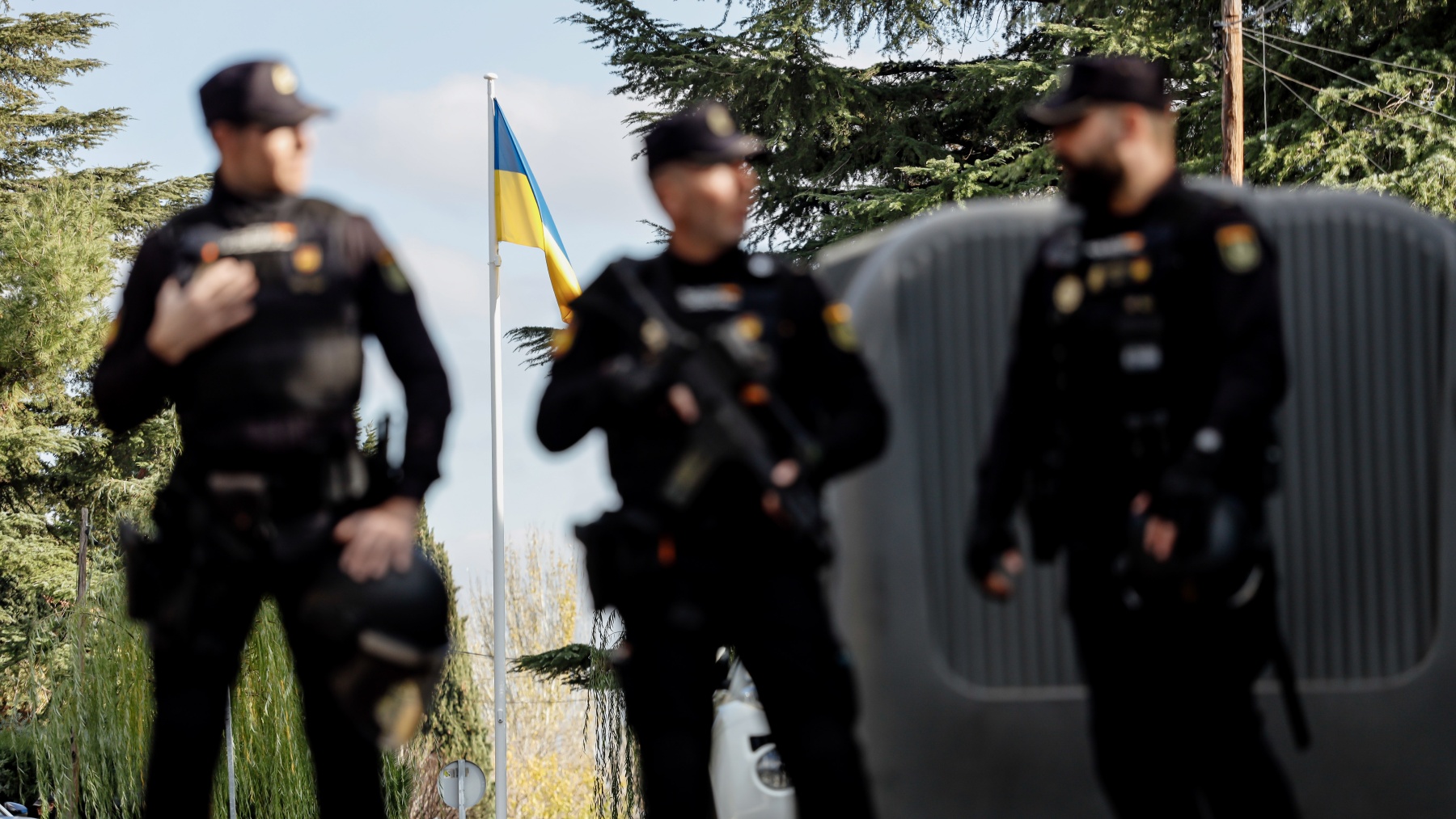 Agentes de Policía Nacional frente a la embajada de Ucrania en Madrid (EUROPA PRESS).