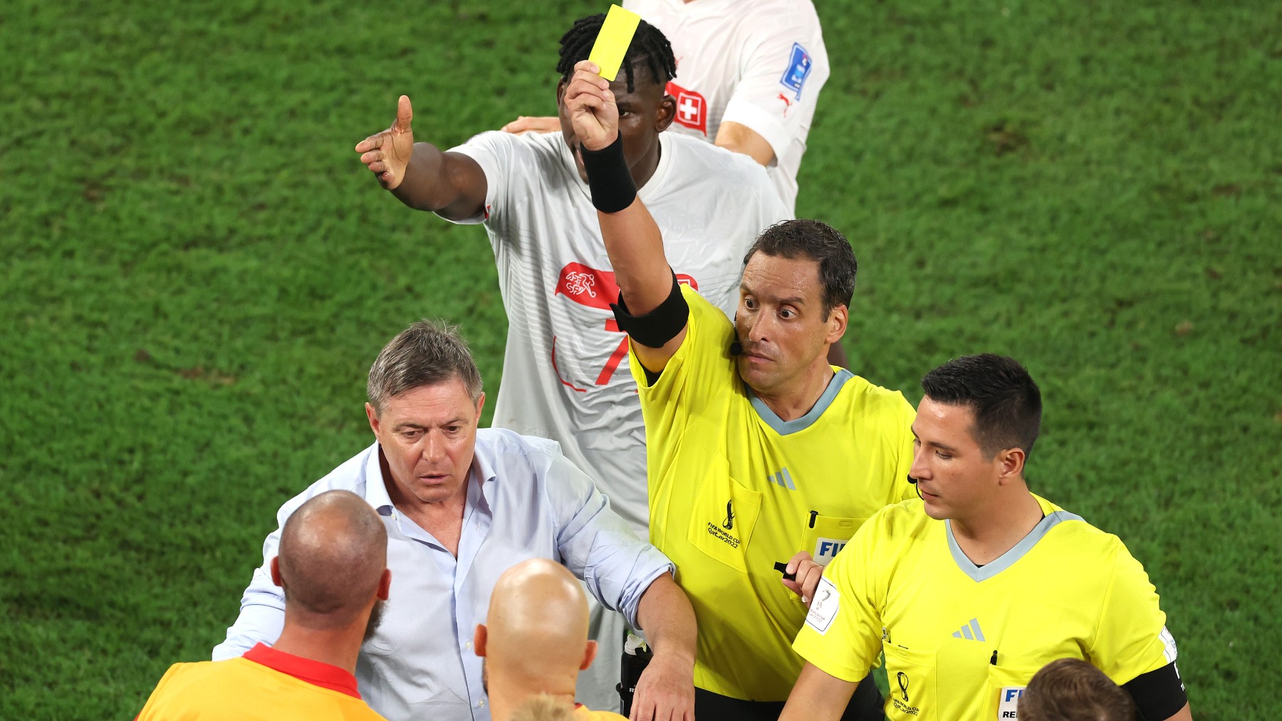Fernando Rapallini muestra una amarilla en el Mundial. (Getty)