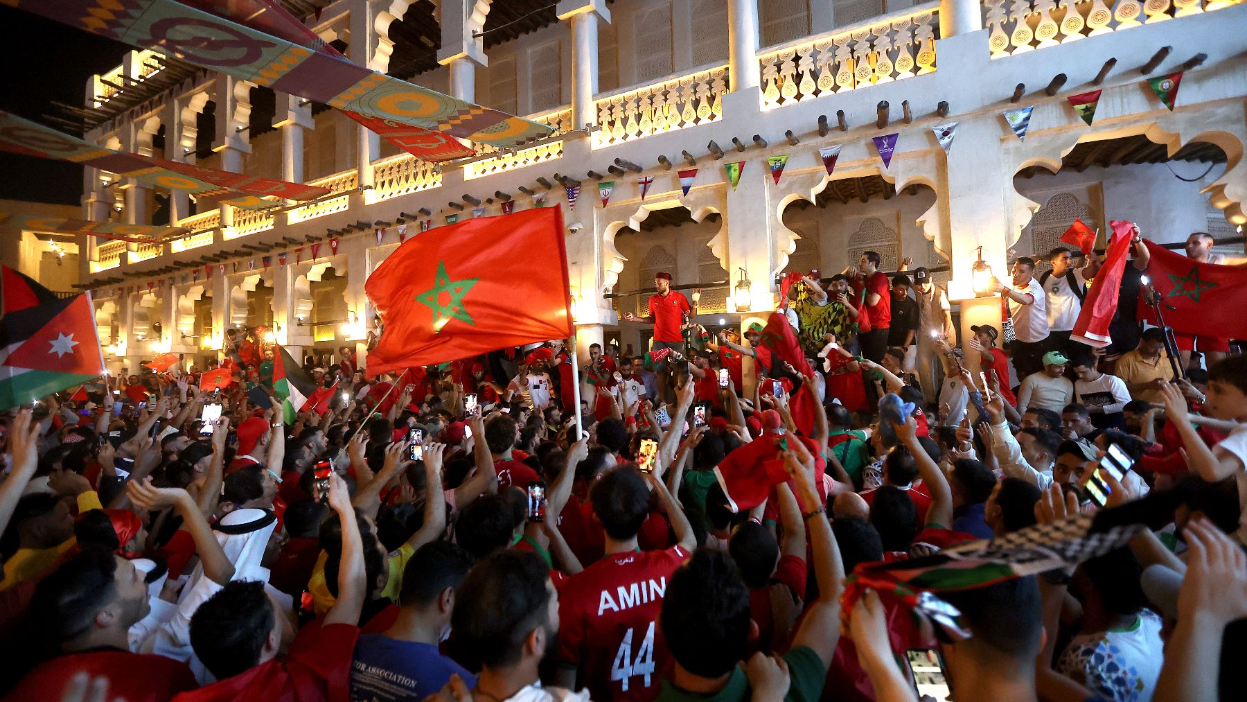 La afición de Marruecos, invadiendo el zoco de Doha. (Getty)