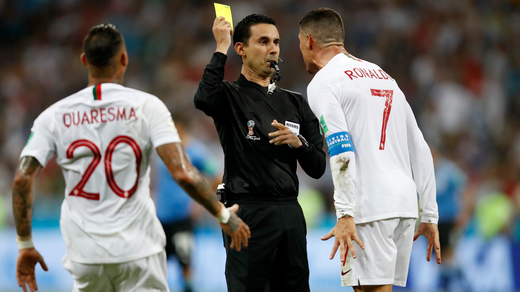 César Ramos le muestra una cartulina a Cristiano Ronaldo (Getty)
