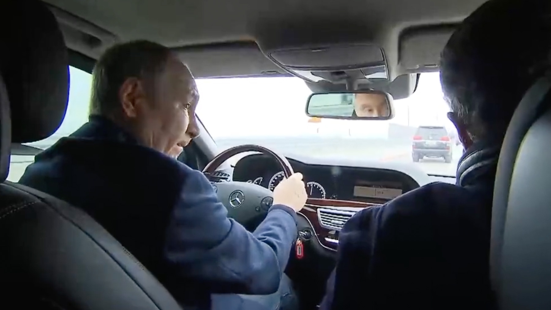 Putin cruza en Mercedes el puente de Crimea.